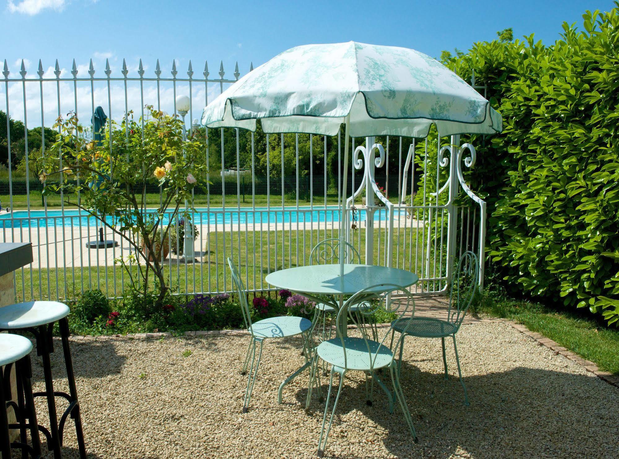La Roseraie Neuville-du-Poitou Exterior foto